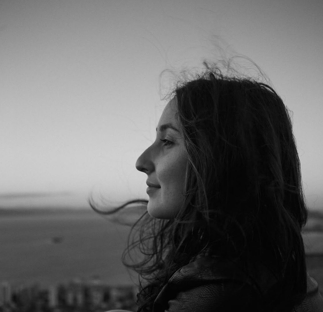 Laisa Arezi, UX Designer, de perfil em fotografia em preto e branco.