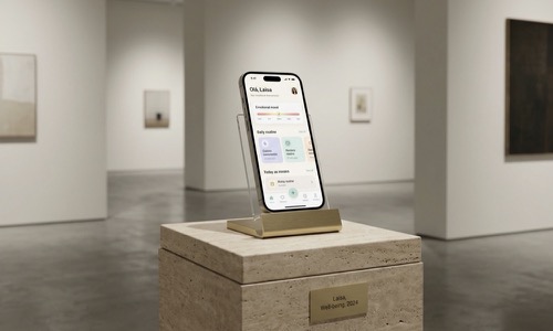 Mockup do aplicativo de saúde mental Aster em smartphone exposto sobre pedestal em galeria de arte contemporânea.