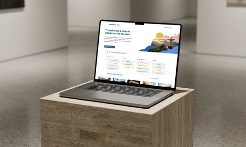 Mockup do site Mundaréu exibido na tela de um notebook sobre pedestal em uma galeria de arte contemporânea.